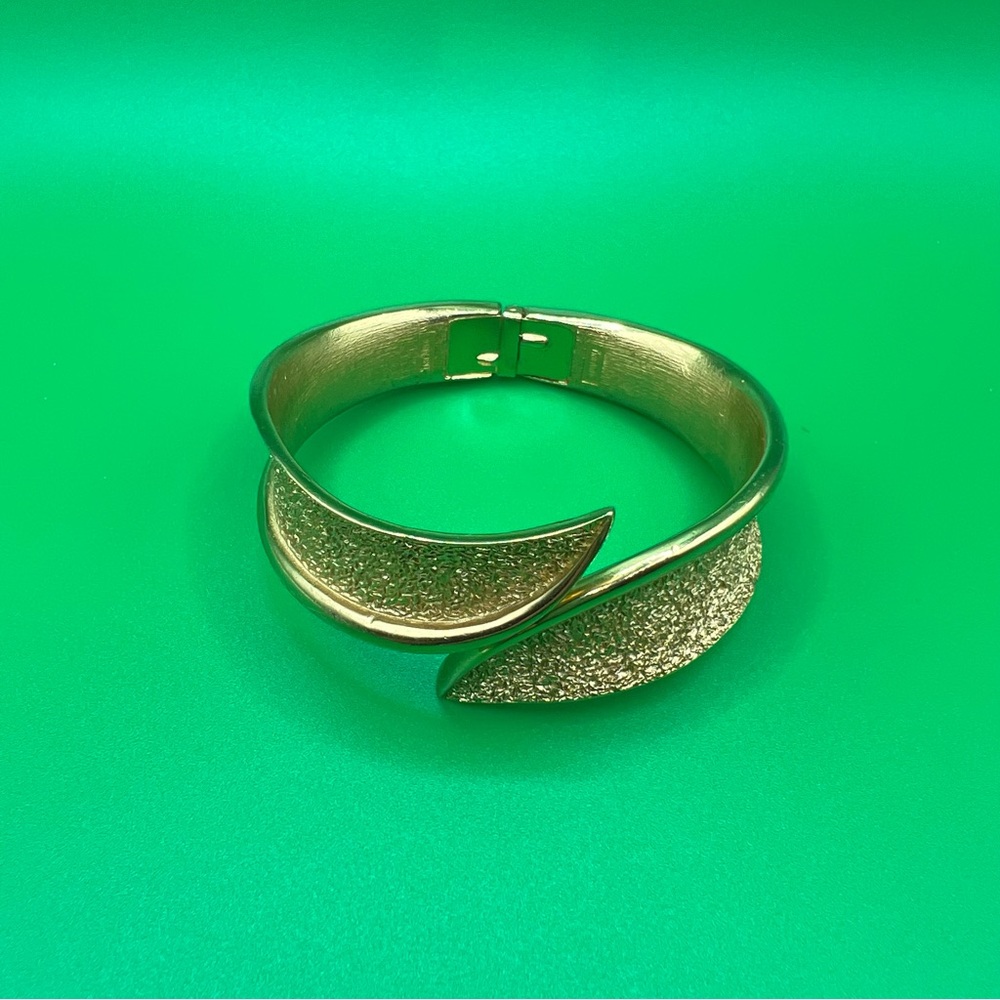Rare vintage Trifari bracelet gold tone